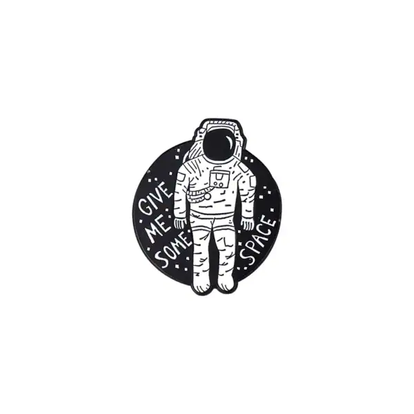 Un astronaute stylisé avec casque dans un espace noir, entouré de la phrase "Give me some space" en lettres blanches.