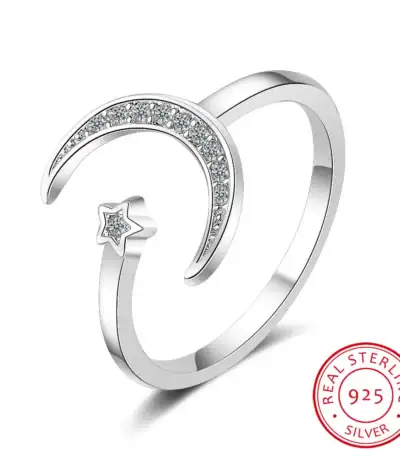 Bague en argent sterling 925 avec étoile et lune, ornée de cristaux brillants, design élégant et moderne, idéale pour les amateurs de bijoux inspirés de l'astronomie.