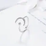 Bague en forme de lune et Ă©toile ornĂ©e de cristaux, symbole de rĂȘve et d'Ă©lĂ©gance, idĂ©ale pour une dĂ©coration de bijou scientifique ou artistique.