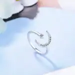 Pendentif en forme de lune et d'étoile, en argent sterling avec cristaux brillants, idéal pour une décoration ou un bijou inspiré de l'astronomie.