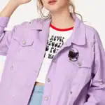Veste en jean lilas avec broderie et patchs, mode décontractée pour femmes, style streetwear, vêtement tendance, parfait pour un look casual et original.