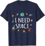 T-shirt bleu avec motif d'espace, planètes, astronautes, fusée et texte "I NEED SPACE" pour les amateurs de science et d'astronomie.