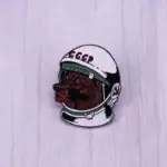Pin's d'un casque d'astronaute avec un visage de loup rouge, symbole de science et d'exploration.