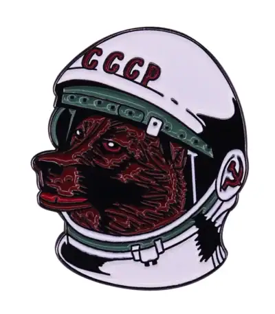 Casque d'astronaute avec symbole soviétique, représentant la conquête spatiale soviétique. Idéal pour la décoration scientifique ou pour les passionnés d'histoire spatiale.