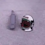 Puce USB grise à côté d’un badge représentant un astronaute soviétique avec casque et logo CCCP.