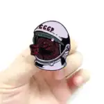 Pin's d'astronaute avec logo soviétique et tête de chien.