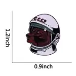 Pin's ou badge représentant un casque d'astronaute avec un visage de chien soviétique, symbole historique de l'exploration spatiale de l'URSS.