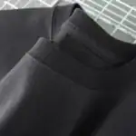Vêtements en coton biologique noir pour hommes et femmes, confortables et durables, parfaits pour un style décontracté ou scientifique.