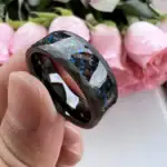 Anneau cosmique en résine avec inclusions d'astres, parfait pour les amateurs d'astronomie et de bijoux originaux.