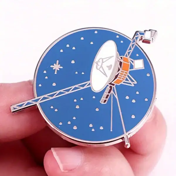 Montre décorative en forme de satellite avec cadran bleu et détails métalliques.