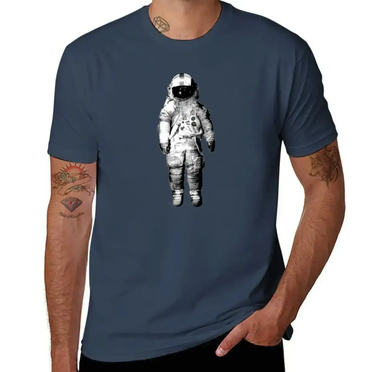 Vêtement astronautique pour homme avec design d'astronaute sur t-shirt bleu marine, parfait pour les amateurs de science et d'exploration spatiale.
