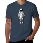 Vêtement astronautique pour homme avec design d'astronaute sur t-shirt bleu marine, parfait pour les amateurs de science et d'exploration spatiale.