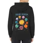 Sweat à capuche noir avec illustration du système solaire, incluant le Soleil et les planètes comme Mercure, Vénus, Terre, Mars, Jupiter, Saturne, Uranus et Neptune, idéal pour les enfants passionnés.