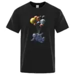 Exploration spatiale avec un t-shirt représentant un astronaute suspendu à des ballons ressemblant aux planètes du système solaire. Design original pour passionnés d'astronomie et de science.