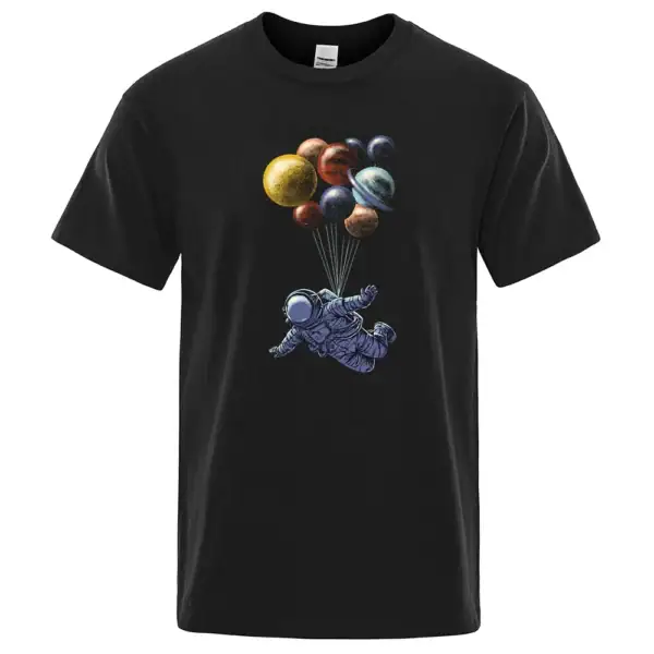 Exploration spatiale avec un t-shirt représentant un astronaute suspendu à des ballons ressemblant aux planètes du système solaire. Design original pour passionnés d'astronomie et de science.