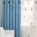 Panneaux de rideaux avec motifs de fusées et planètes pour décoration intérieure.