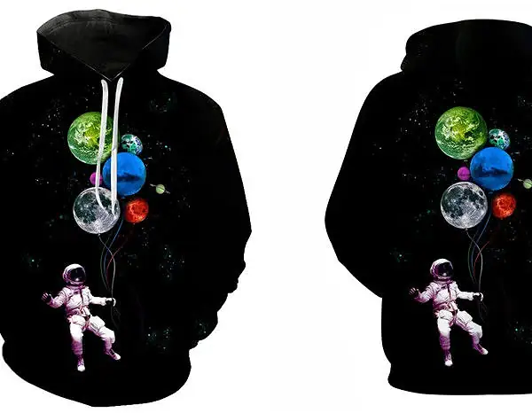 Vêtement à capuche noir avec un motif d'espace, comprenant un astronaute flottant dans l'espace avec des planètes colorées, idéal pour les amateurs de science et d'astronomie.