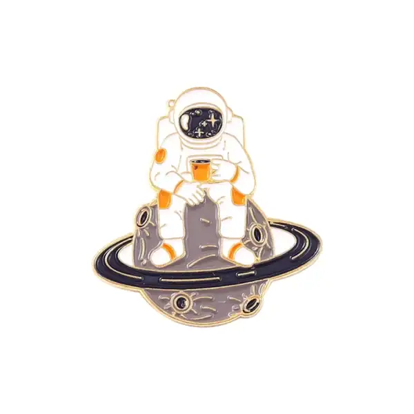 Pin's d'astronaute dans l'espace avec planète et étoiles.