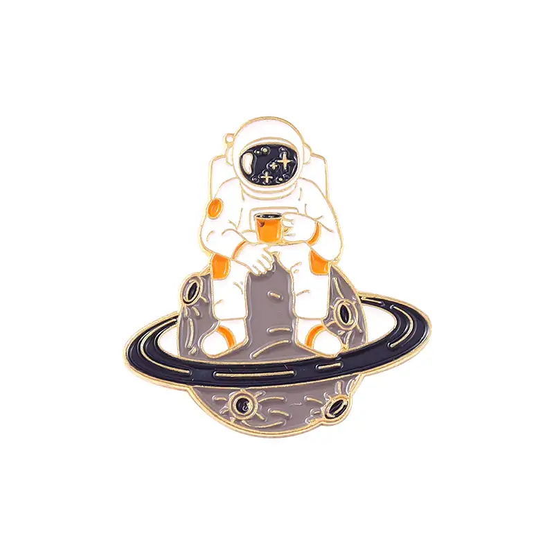 Pin's d'astronaute dans l'espace avec planète et étoiles.