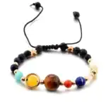 Bracelet de perles multicolores avec étoile en métal doré, parfait pour la décoration ou comme accessoire scientifique. Conception élégante avec différentes tailles et couleurs de perles.