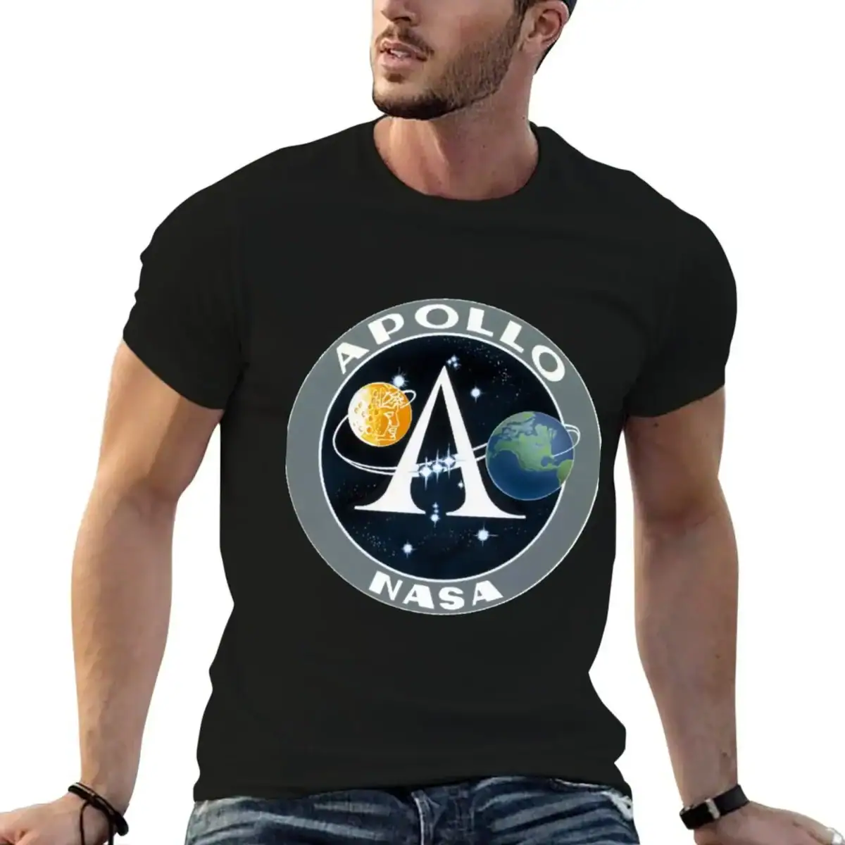 Vêtement NASA Apollo avec logo emblématique, parfait pour les passionnés d'espace et de science. T-shirt noir en coton, idéal pour une tenue décontractée ou pour montrer votre amour pour l'exploration.