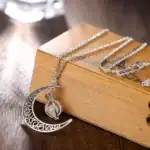 Collier en argent avec pendentif lune et étoile, bijou élégant et délicat, parfait pour un style sophistiqué ou un cadeau romantique.