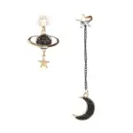 Boucles d'oreilles avec motif planète et lune, design cosmique et élégant.