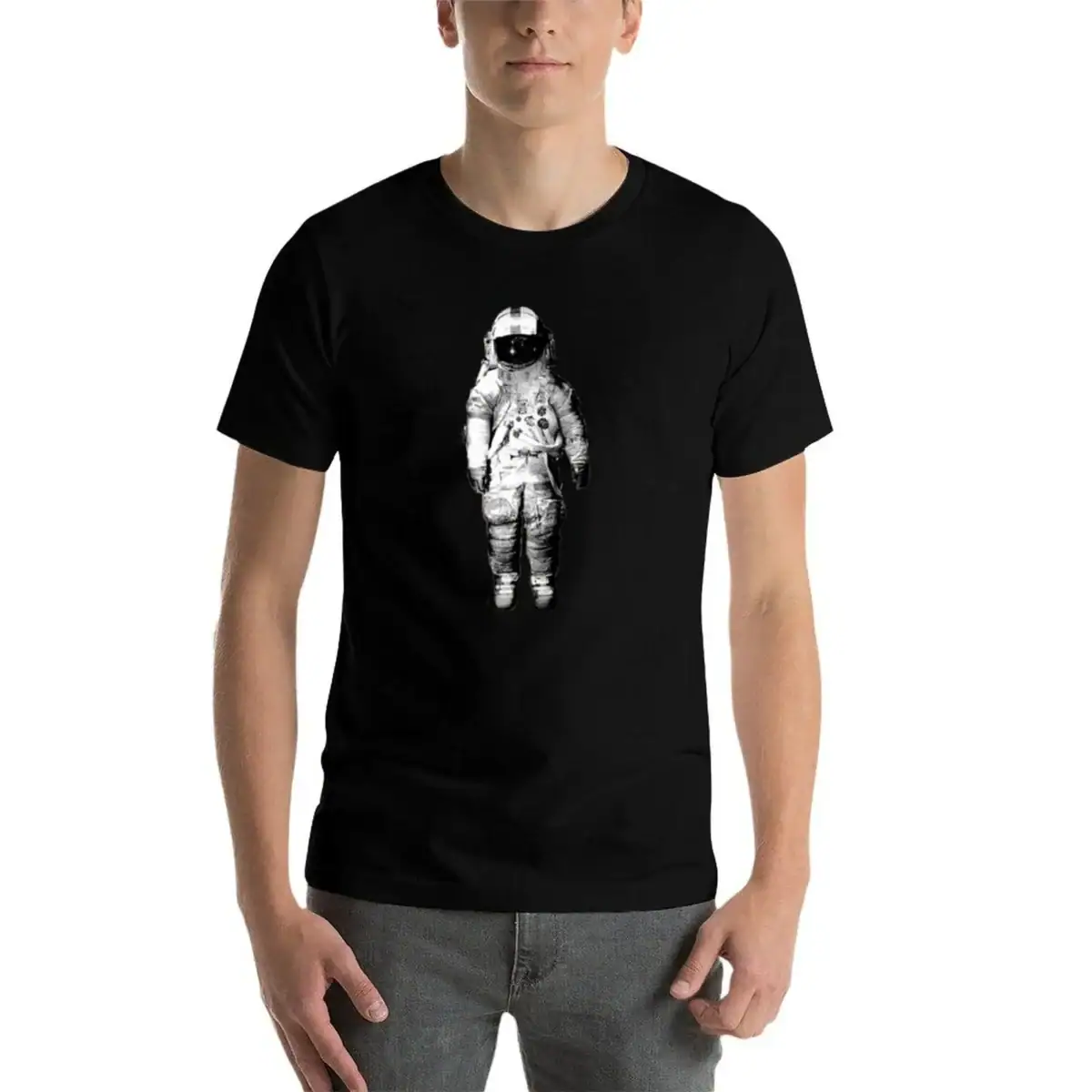T-shirt noir avec un design d'astronaute blanc au centre, idéal pour les amateurs d'espace et de science.