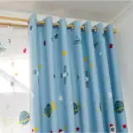 Rideau à thème spatial avec motifs d'astronautes, planètes et étoiles, parfait pour une décoration de chambre d'enfant ou d'espace.