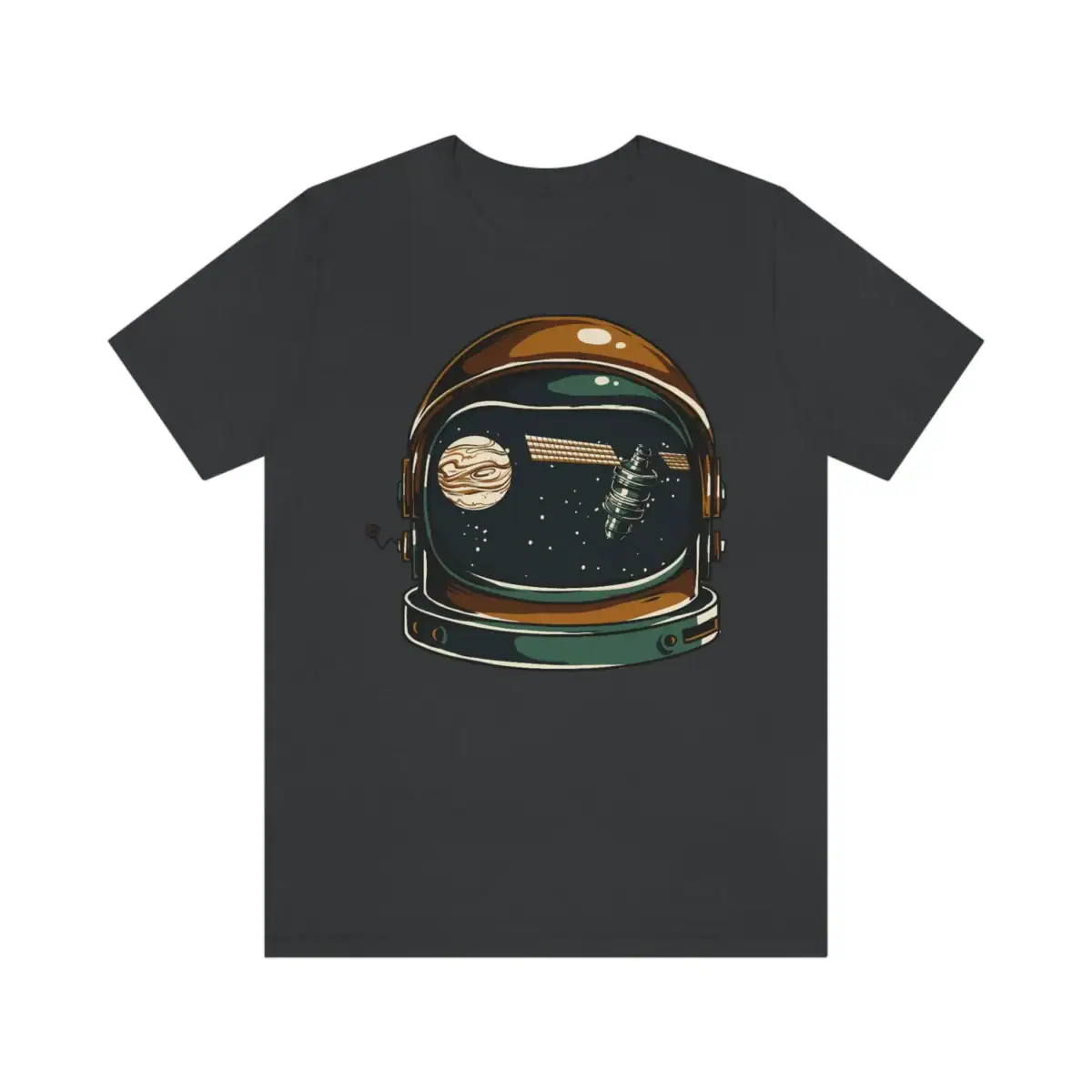 T-shirt noir avec design d'un casque d'astronaute contenant des éléments de l'espace, comme des planètes et des étoiles, pour les amateurs de science et d'astronomie.