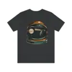 T-shirt noir avec design d'un casque d'astronaute contenant des éléments de l'espace, comme des planètes et des étoiles, pour les amateurs de science et d'astronomie.