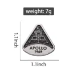 Pendentif en forme de triangle avec gravure de la mission Apollo 1969, symbole historique de l'exploration spatiale, idéal pour collectionneurs et passionnés de science.