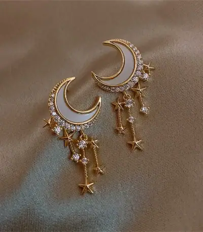 Bijoux lune et étoiles avec cristaux pour un style élégant et mystique.