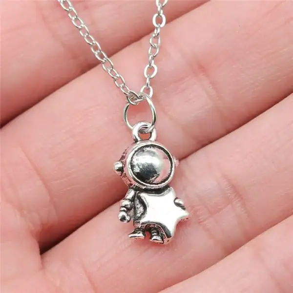Collier avec pendentif astronaute en métal argenté, idéal pour les amateurs de science et d'exploration spatiale.