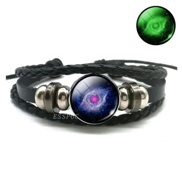 Bracelet en cuir tressé avec pendentif représentant une galaxie, idéal pour les amateurs d'astronomie et de design unique.