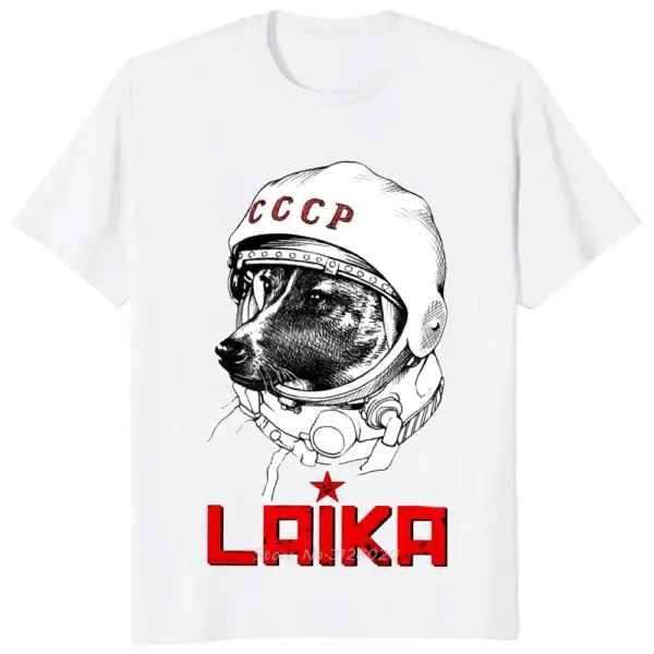 Vêtement blanc avec illustration d'un chien en casque d'astronaute, portant un casque avec l'inscription "CCCP" et le nom "Laika" en rouge.