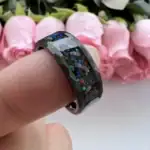 Anneau en résine avec paillettes colorées, idéal pour la décoration ou comme accessoire scientifique.