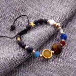 Bracelet en perles colorées avec pendentif en verre, idéal pour la décoration et la mode inspirée de thèmes scientifiques.