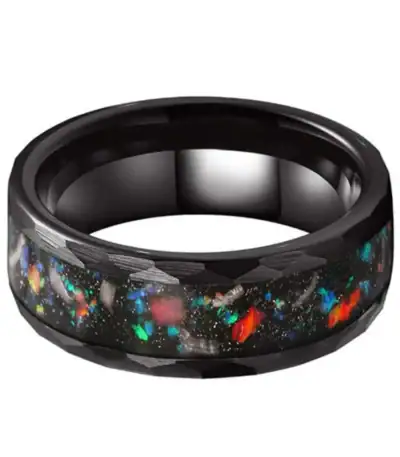 Bague en résine avec motif galaxie et effets lumineux intégrés.