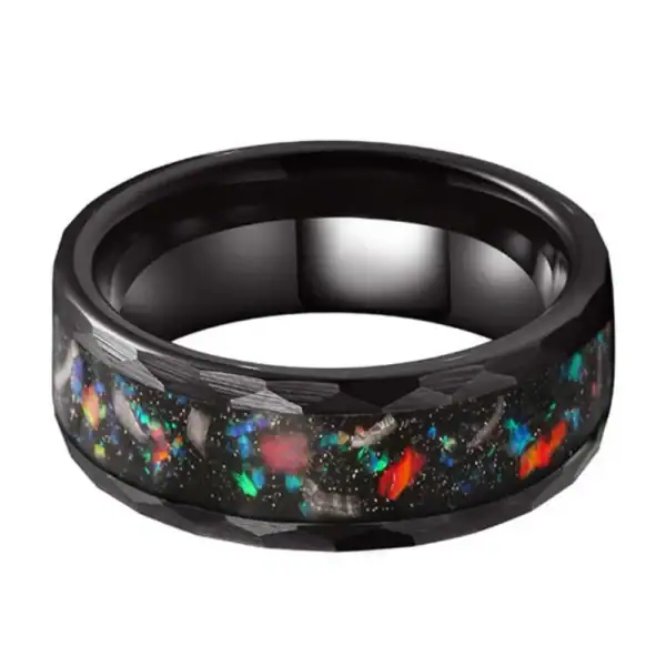 Bague en résine avec motif galaxie et effets lumineux intégrés.