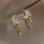 Bijoux lune et étoiles en or avec cristaux, design élégant et fantaisie, parfait pour accessoiriser une tenue ou offrir un cadeau original.
