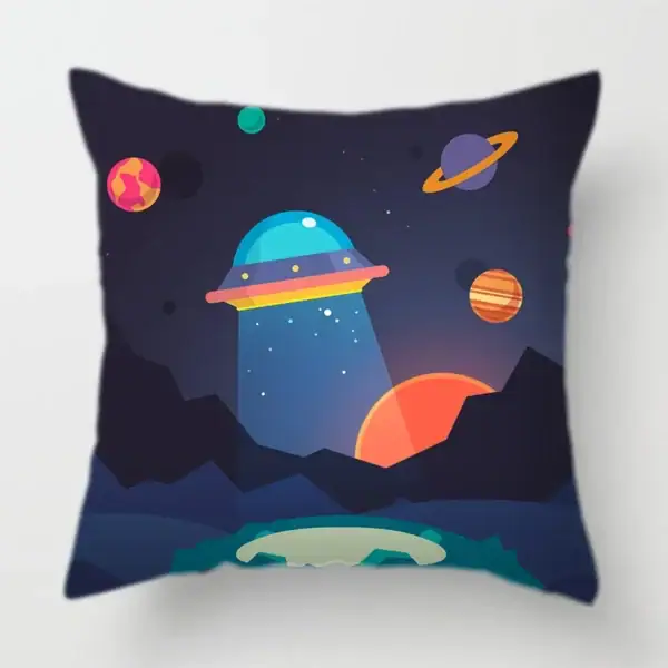 Coussin décoratif avec illustration spatiale représentant une planète, une soucoupe volante, et des corps célestes dans un ciel étoilé. Parfait pour une décoration thématique scientifique ou c.