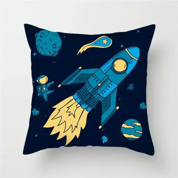 Coussin décoratif avec motif spatial, fusée, astronautes et planètes, idéal pour la décoration de chambre d'enfant ou pour les amateurs d'astronomie.