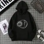 Vérification de l'ALT : Sweat à capuche noir avec motif soleil et lune.