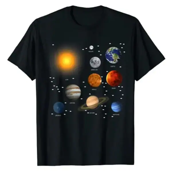 T-shirt noir avec un design du système solaire représentant le Soleil, la Terre, Mars, Jupiter, Saturne, Uranus, Neptune, Mercure, Vénus et leurs orbites, idéal pour les amateurs d'astronomie.