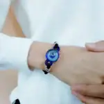 Bracelet en verre artisanal avec perles bleues et noires, inspiré par la science et la décoration. Parfait pour les amateurs de design scientifique et d'accessoires uniques.