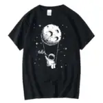 T-shirt noir avec illustration d'un petit astronaute tenant une lune en forme de ballon, dans un style graphique simple et mignon, parfait pour les amateurs d'espace et de science.