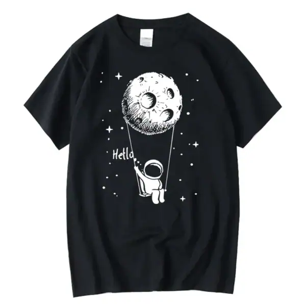 T-shirt noir avec illustration d'un petit astronaute tenant une lune en forme de ballon, dans un style graphique simple et mignon, parfait pour les amateurs d'espace et de science.