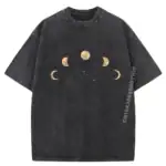 T-shirt noir avec motifs de phases lunaires et étoiles, idéal pour les amateurs d'astronomie et de science.