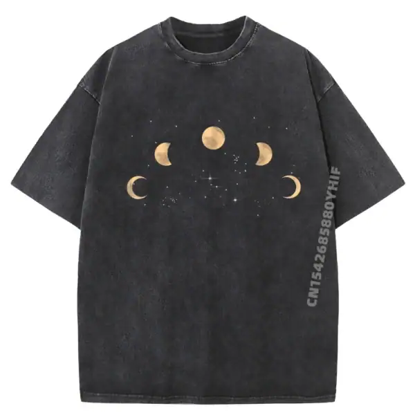 T-shirt noir avec motifs de phases lunaires et étoiles, idéal pour les amateurs d'astronomie et de science.